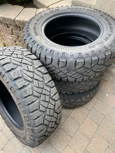 4 pneus a vendre Comme neuf 255/70R/18 M+S good year wrangler