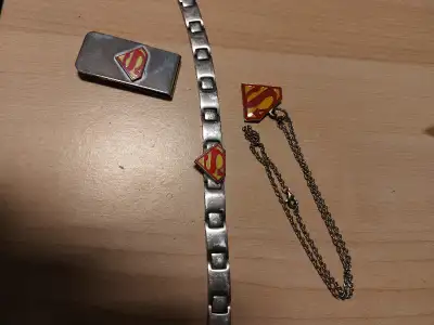 Superman logo original colour necklase bracelet money clip