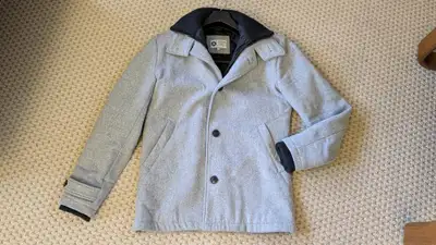 This item is available, located in Sundance SE, call or text 587-776-0544 Gently used, size M