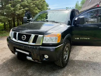 Leather Interior, heated seats, car starter, weather tec floor mats, newer tires, sunroof, light bar...