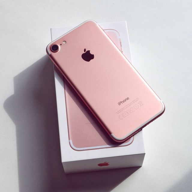 LNIB 128GB IPHONE SE GOLD +All ACCESSORIES+UNLOCKED-$199 in Cell Phones in City of Toronto