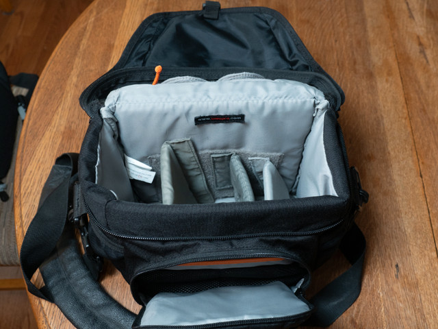 Lowepro camera bag in Cameras & Camcorders in Belleville - Image 3