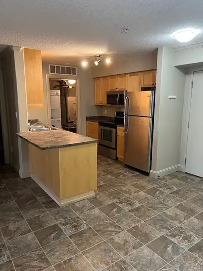 Great location, close to gym, shopping, restaurants, and quick access to anywhere. Stainless steel a...