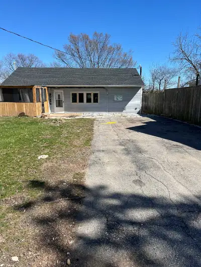 Discover your new home in Sarnia! This charming home is now available for rent. It presents a fantas...