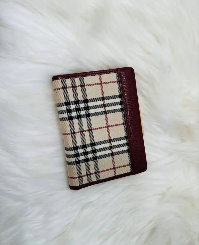 Burberry wallet in Women's - Bags & Wallets in Mississauga / Peel Region - Image 2