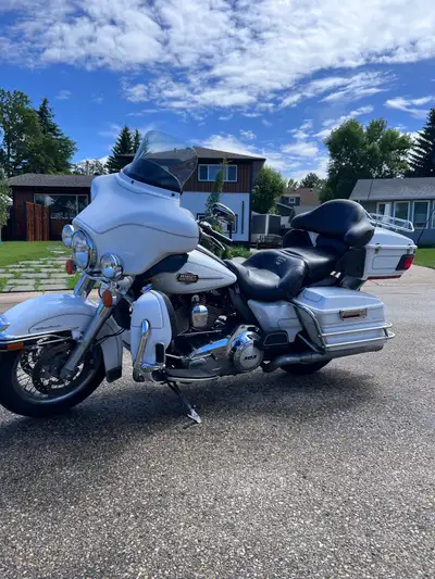 ️ 2013 Harley-Davidson Ultra Classic FLHTCU – Cool Pearl White Asking: $14,000 (OBO) Stunning Cool P...