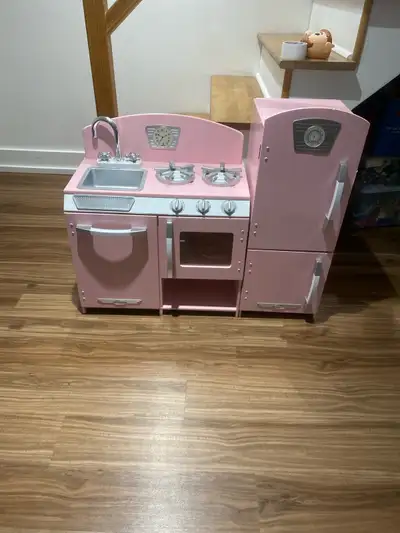 Découvrez cette charmante cuisine pour enfants KidKraft, avec un réfrigérateur, un évier et une cuis...