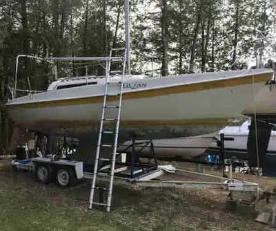 Je vends mon Tanzer 26, un voilier classique et fiable, parfait pour les croisières côtières ou les...