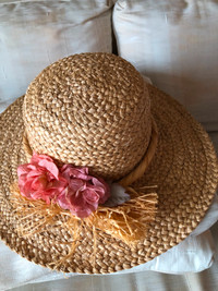 Women’s beautiful straw hats with flowers