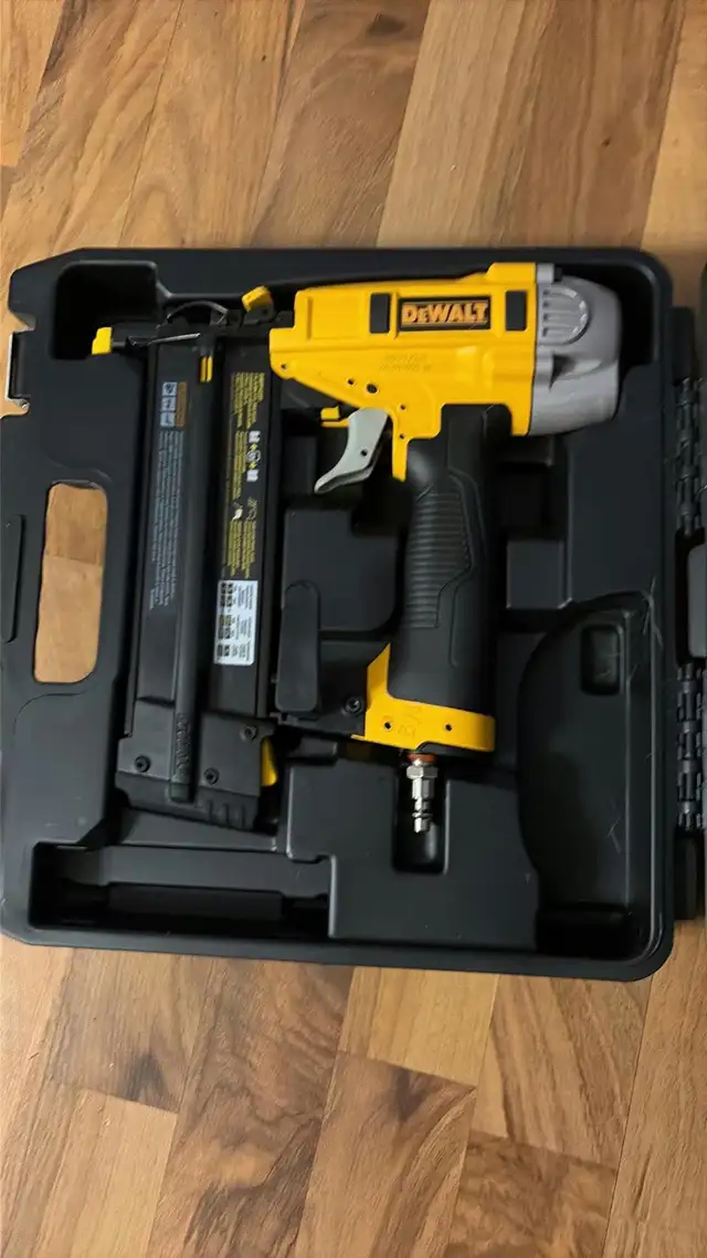 DEWALT 18-Gauge 2-inch Brad Nailer Kit