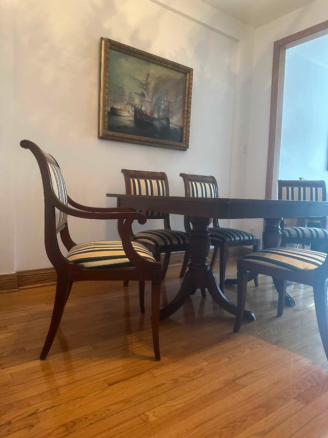 Dining table and chairs exquisite  dans Mobilier de salle à manger et cuisine  à Ville de Montréal - Image 2