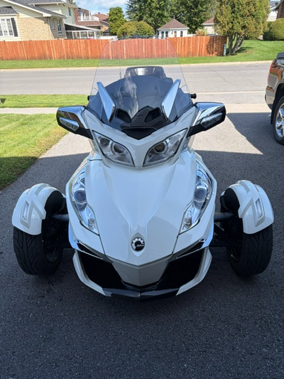 This Can-Am is in Mint condition with only 12357Km New rear tire and battery. Stored indoors all yea...