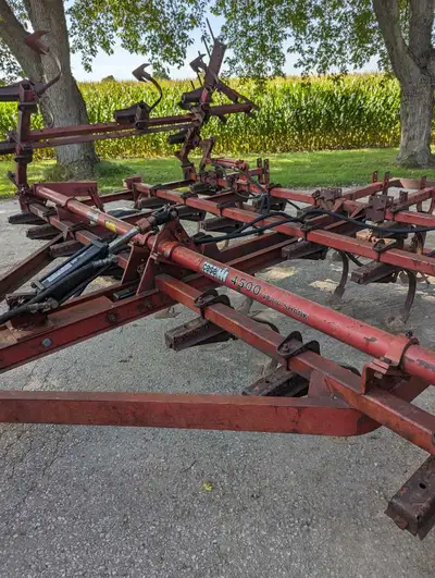 18 ft. 4500 Int. Vibra Shank with buster bars. $2300.00 or best offer.