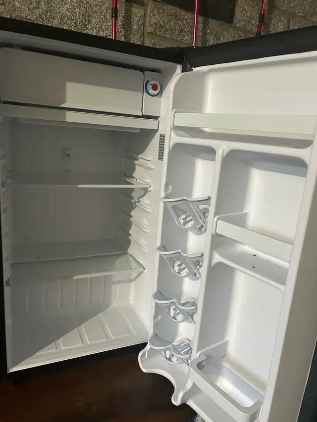 Danby Bar fridge in Refrigerators in Sherbrooke - Image 5