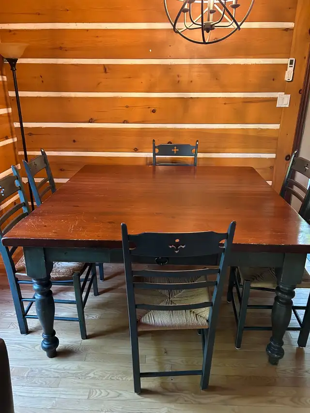 Dinning table and chairs in Dining Tables & Sets in Laval / North Shore - Image 3