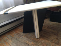 Tables basses blanches avec lignes noires, H2P, prix flexible