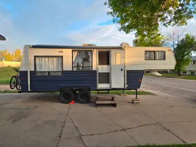 This 26ft Fifth Wheel was purchased from friends a few years ago who purchased it from people that u...