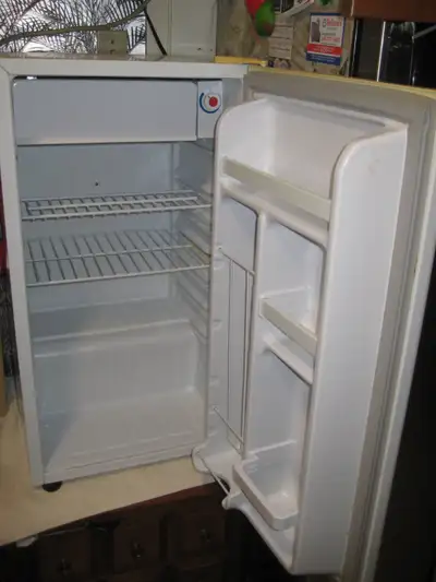 **************** MULTIPLE ITEMS priced individually **************** 1. Full size bar fridge good co...