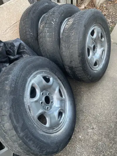 4 original Honda rims 114.3 bolt pattern for winter tires. Tires are Michelin winter tire are mostly...