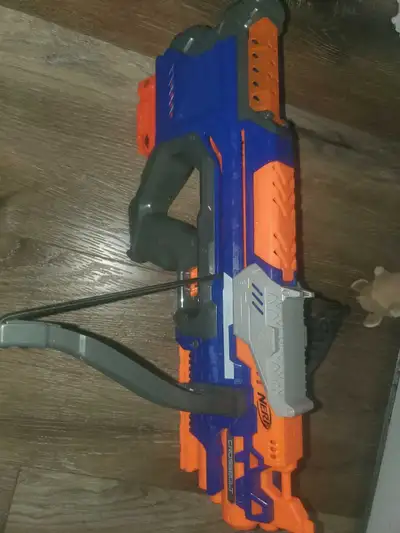 Get ready for some action with this Nerf Crossbolt blaster! It's in good condition and ready for you...
