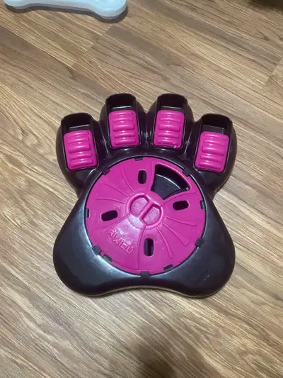 Plusieurs jouets interactifs pour chien à vendre. 1e photo : patte aikiou 10$ 2e photo : bol / gamel...