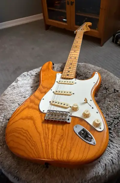 Fender Stratocaster Vintera 70 ash body with hsc, View more