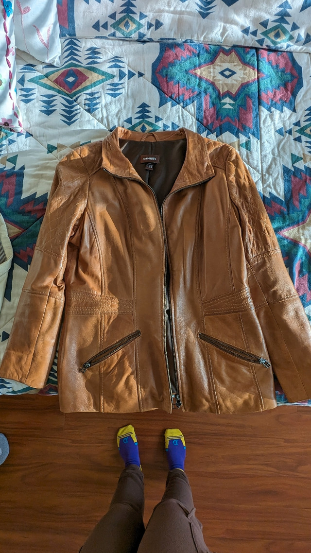 Danier Brown Leather Jacket (Medium) in Women's - Tops & Outerwear in Mississauga / Peel Region - Image 2