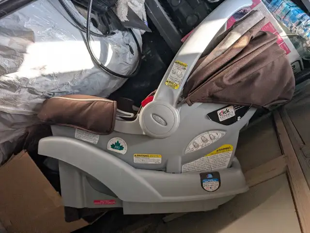 baby car seat in Strollers, Carriers & Car Seats in Oakville / Halton Region - Image 4