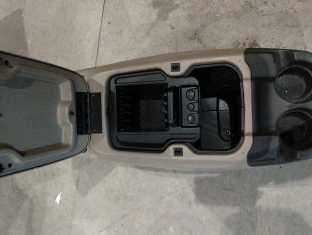 Center Console F250/350/Excursion in Other Parts & Accessories in Fredericton - Image 2