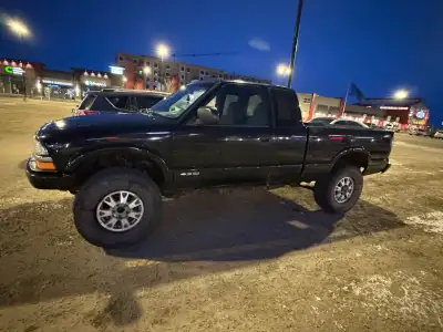 Selling my 2002 Chevy S-10 4x4 with 256000 km. Automatic transmission. Strong running truck with sol...