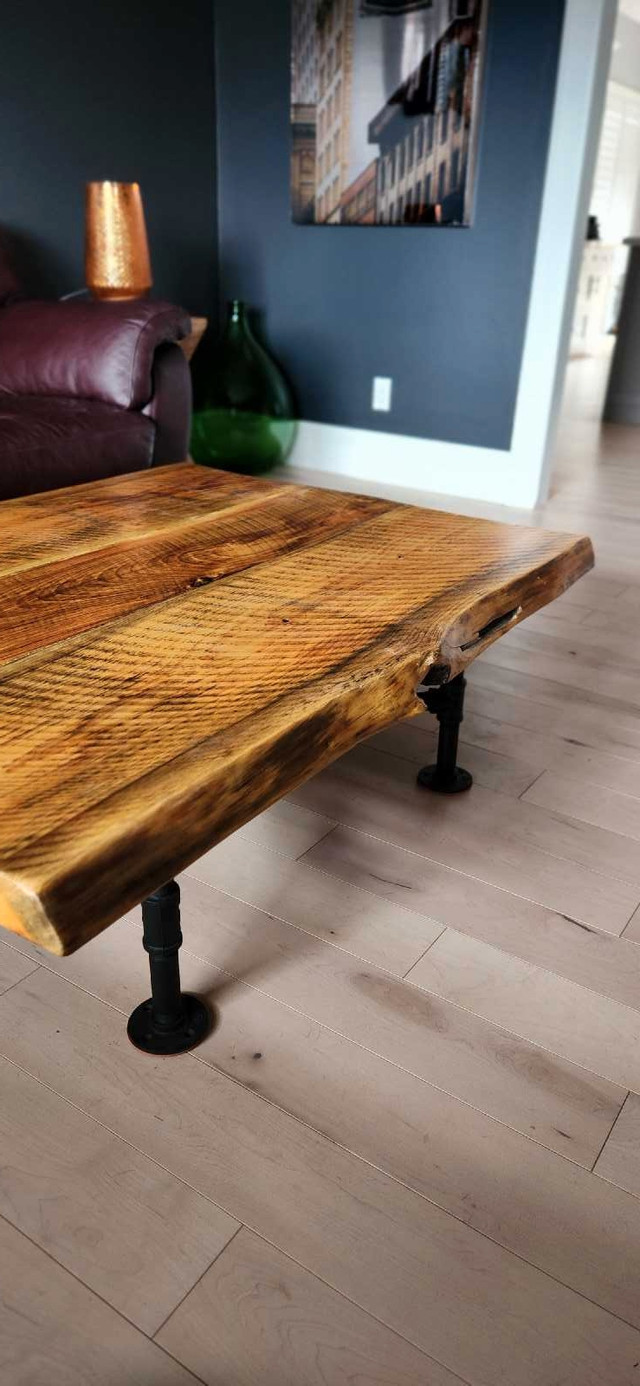 Reclaimed wood coffee table  in Coffee Tables in Markham / York Region - Image 2