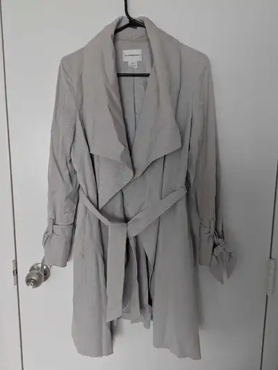 Elevate your wardrobe with this elegant Club Monaco trench coat, perfect for transitioning between s...