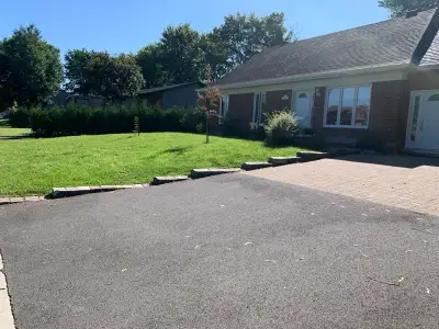 Rez-de-chaussée d’un bungalow, accès au grand terrain clôturé, 3 places de stationnement, section ca...