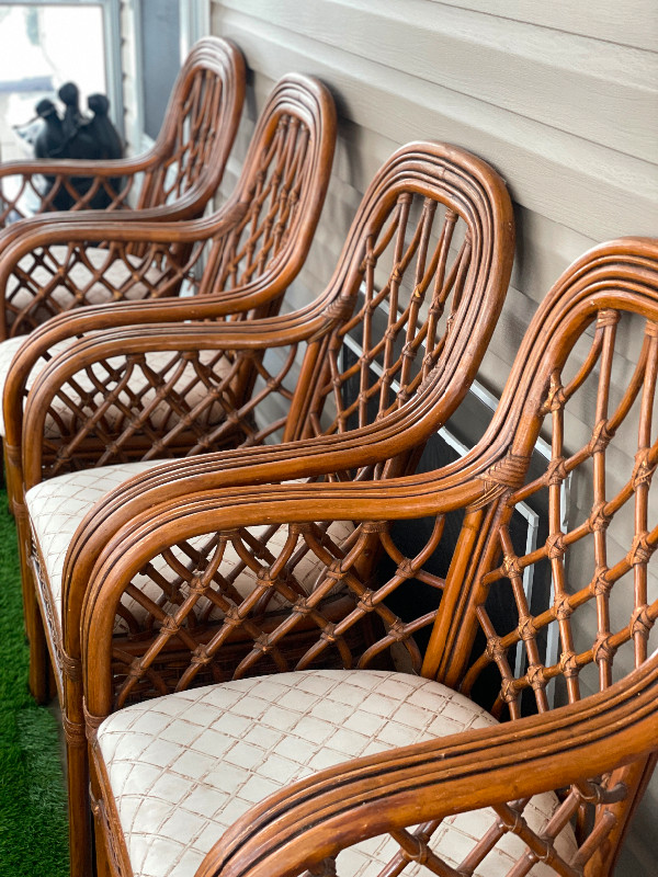 4 Chaises en Bamboo très propre dans Chaises, Fauteuils inclinables  à Saguenay - Image 3