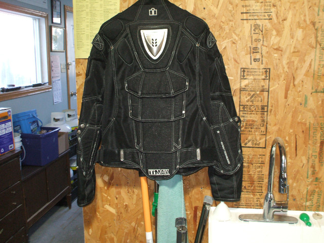 Jacket, Helmet, Hwy pegs, Tank bag, Back Luggage in Sport Touring in Regina - Image 2