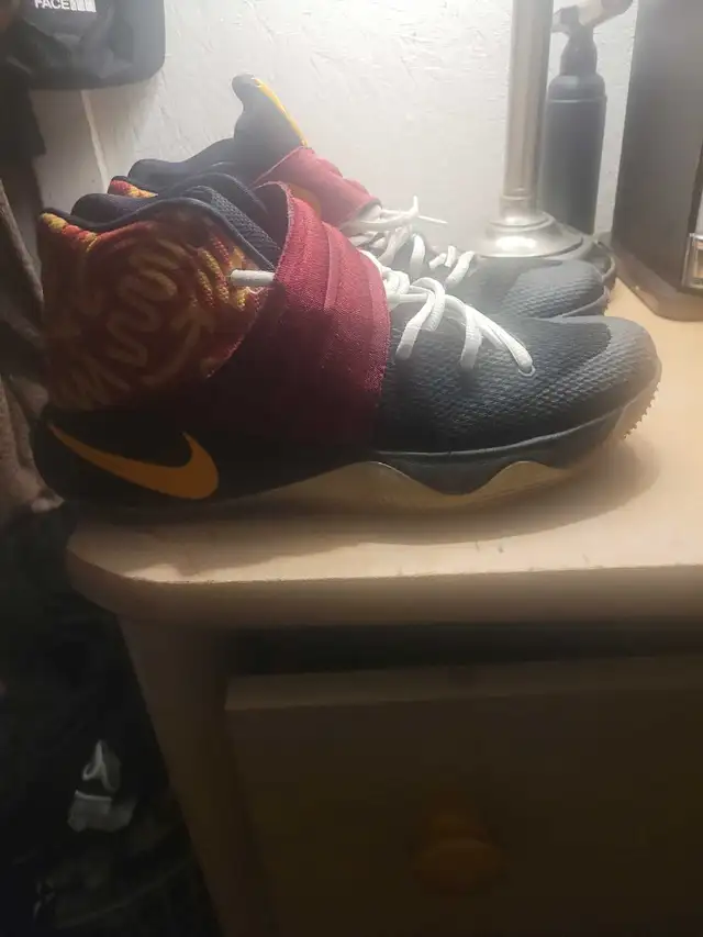 Nike Kyrie "Spongebob" Basketball Shoes in Basketball in Oshawa / Durham Region - Image 5