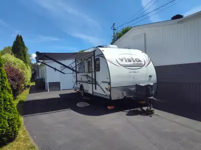 Roulotte Gulf Stream Vista Cruiser 19RBS 2015 en parfaite condition. Toujours bien entretenue, propr...