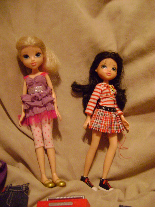 USED MOXIE GIRLZ BLONDE & BRUNETTE WITH CLOTHES & ACC. *ORILLIA in Toys & Games in Barrie - Image 3