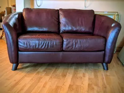 SOFA pour deux EN CUIR VERITABLE,  $400, View more