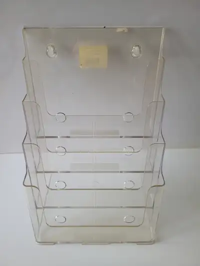 PRÉSENTOIR à magazines & dépliants à 4 étages transparent Prix demandé : 15,00$ - Usagé en bonne con...