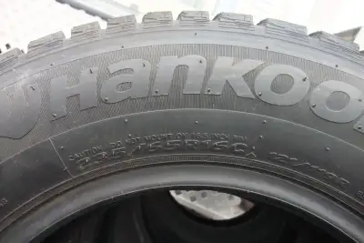 4 pneus 'cloutés' 235/65/R16C Hankook winter pike LT usure +/- 8mm SI VOUS VOYEZ L'ANNONCE C'EST QUE...