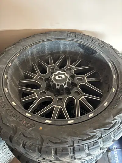 33 12.50 22 predator tires 22 inch Vision wheels Basically new. Only 3000km on these. 22x10 Came off...