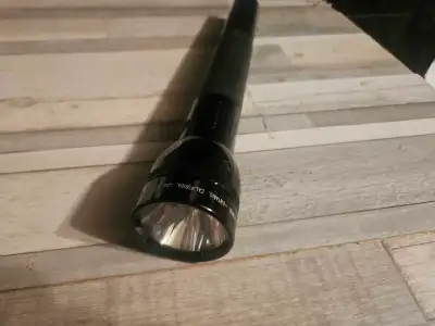 Voici une lampe de poche Maglite Harley-Davidson en excellent état. Cette lampe de poche est parfait...