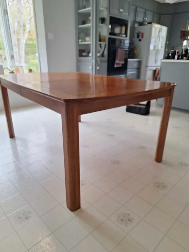 Oak Table in Dining Tables & Sets in City of Halifax - Image 3