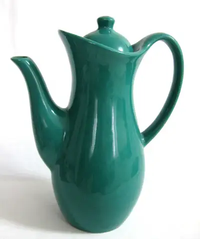 BELLE PETITE CAFETIERE VINTAGE COFFEE POT..NICE SHAPE Elle mesure 9 1/2 pouces de haut. Elle est en...