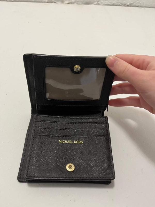 Michael Kors Wallet: in Women's - Bags & Wallets in City of Toronto - Image 2