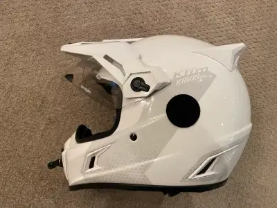 Klim Krios Pro helmet. Transitions clear to smoke lens and a spare clear lens. Helmet is in as new s...