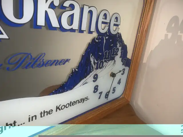 Vintage Kokanee beer bar mirror clock sign Mint condition in Arts & Collectibles in Calgary - Image 6