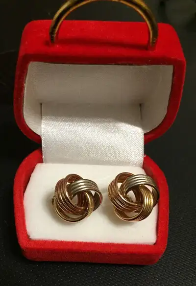 Boucle d'oreille de 3 tons de couleur en Or 14K. pesant: 5.10g Aucun envoi par la poste et seulment...