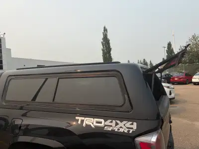 This pre-owned Toyota Tacoma 6-foot bed canopy is in great condition and ready to provide secure, we...